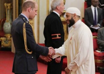 Imam britannico è stato insignito dal principe William per aver protetto l’autore dell’attacco alla moschea