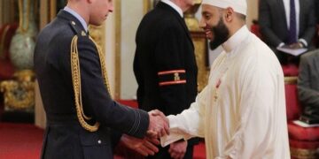 Imam britannico è stato insignito dal principe William per aver protetto l’autore dell’attacco alla moschea