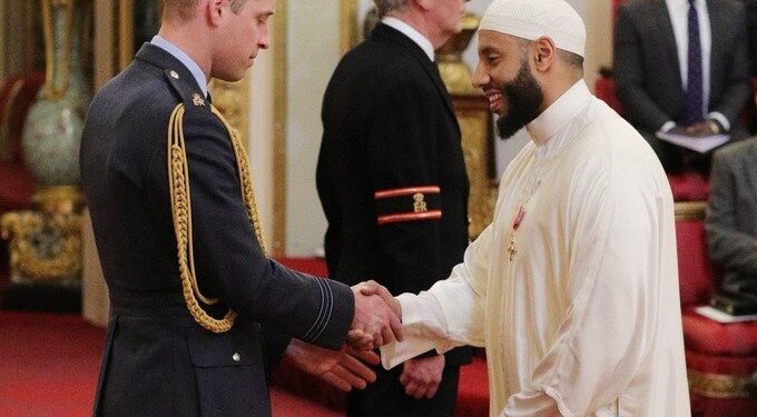 Imam britannico è stato insignito dal principe William per aver protetto l’autore dell’attacco alla moschea