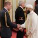 Imam britannico è stato insignito dal principe William per aver protetto l’autore dell’attacco alla moschea