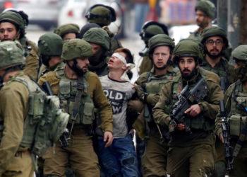 Viaggio senza fine all’inferno: Israele imprigiona centinaia di ragazzi palestinesi ogni anno, le testimonianze