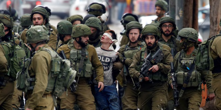 Viaggio senza fine all’inferno: Israele imprigiona centinaia di ragazzi palestinesi ogni anno, le testimonianze