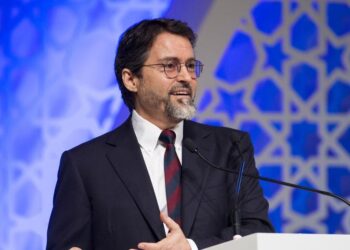 Chi è Hamza Yusuf, il sapiente finanziato dagli Emirati e appena nominato consigliere di Trump per i diritti umani