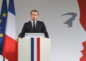 Macron: se preghi cinque volte al giorno sei un potenziale terrorista