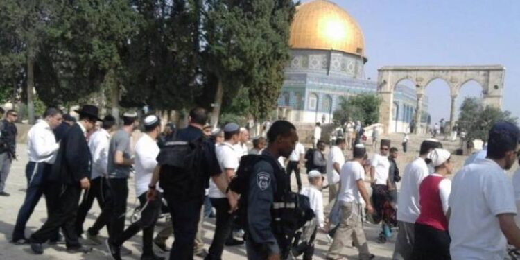 Centinaia di coloni israeliani irrompono nel complesso della moschea di Al-Aqsa per celebrare Yom Kippur