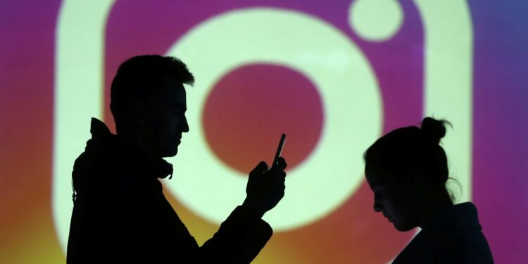 Dietro lo schermo nero: perché siamo in piena emergenza da abuso di social network