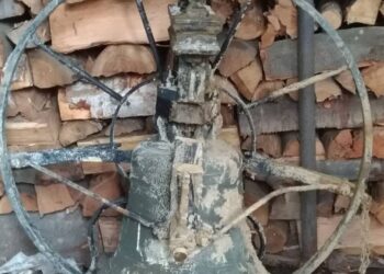 Salvata da due musulmani la campana della chiesa distrutta dall’alluvione in Liguria