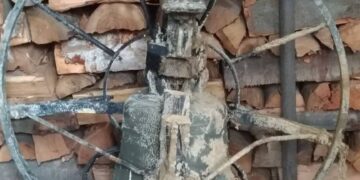 Salvata da due musulmani la campana della chiesa distrutta dall’alluvione in Liguria