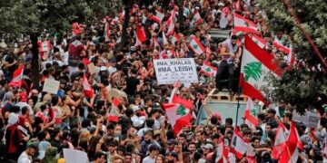 Il Libano in piazza contro rincari e corruzione fa tremare i palazzi del potere. Hariri fa marcia indietro e taglia gli stipendi dei politici