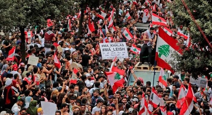 Il Libano in piazza contro rincari e corruzione fa tremare i palazzi del potere. Hariri fa marcia indietro e taglia gli stipendi dei politici