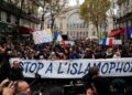 Ieri a Parigi la più grande manifestazione contro l’Islamofobia della Storia Francese. Legge contro il velo e attentati alle moschee preoccupano i musulmani