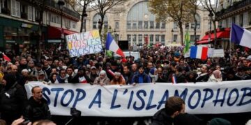 Ieri a Parigi la più grande manifestazione contro l’Islamofobia della Storia Francese. Legge contro il velo e attentati alle moschee preoccupano i musulmani