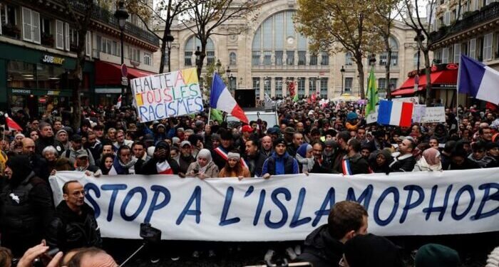 Ieri a Parigi la più grande manifestazione contro l’Islamofobia della Storia Francese. Legge contro il velo e attentati alle moschee preoccupano i musulmani