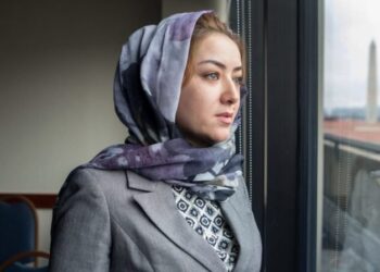 Le musulmane uigure costrette a dormire coi funzionari cinesi mentre i mariti sono rinchiusi nel campi di concentramento