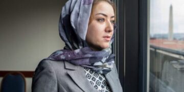 Le musulmane uigure costrette a dormire coi funzionari cinesi mentre i mariti sono rinchiusi nel campi di concentramento