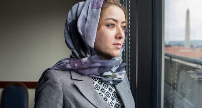 Le musulmane uigure costrette a dormire coi funzionari cinesi mentre i mariti sono rinchiusi nel campi di concentramento