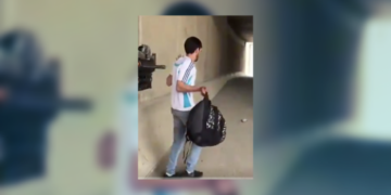 Video shock: polizia israeliana spara per gioco ad un palestinese. Le immagini sono agghiaccianti: l’uomo urla mentre si accascia sul pavimento agonizzante