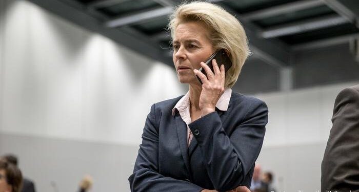 Ursula Von der Leyen accusata di aver cancellato dal telefono messaggi che potrebbero svelare uno scandalo di corruzione