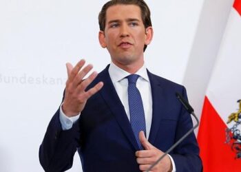 In Austria Kurz vieta il hijab a scuola, permessi invece kippah e turbante sikh