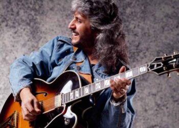 Cinque anni fa ci lasciava Pino Daniele, un cantante di Blues Mediterraneo