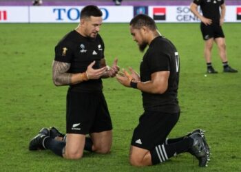 Il rugbista Sonny Williams non indossa la maglia: sponsorizza le scommesse