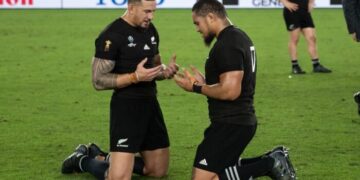 Il rugbista Sonny Williams non indossa la maglia: sponsorizza le scommesse