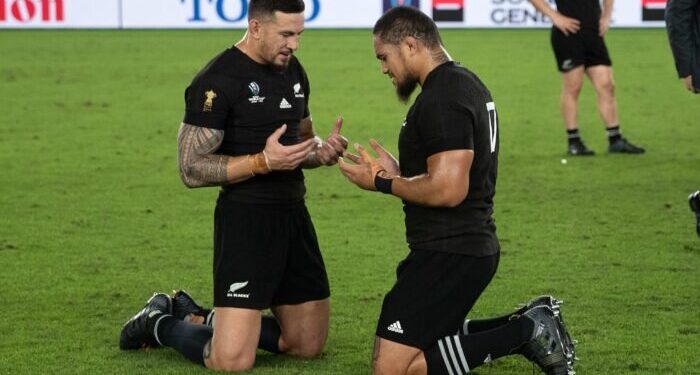 Il rugbista Sonny Williams non indossa la maglia: sponsorizza le scommesse
