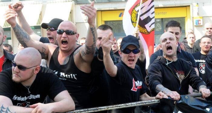 Pianificavano attacchi a moschee, richiedenti asilo e politici, arrestati 12 neonazisti tedeschi