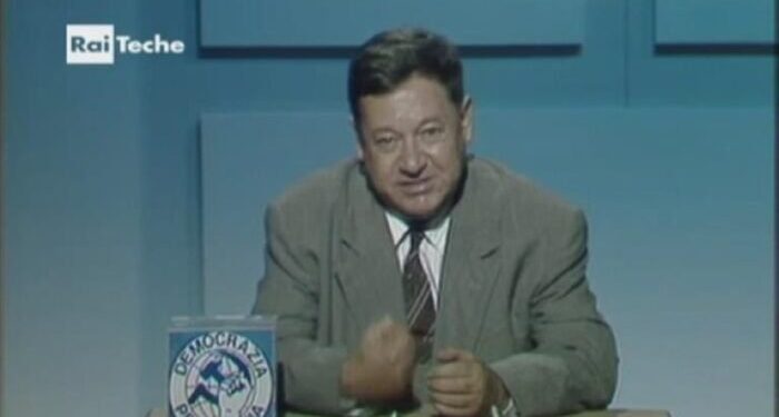 In Italia la politica ha preso il posto della commedia e siamo precursori nel mondo