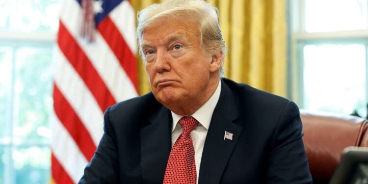 Gaffe di Trump la moschea di Al-Aqsa diventa Al-Aqua: gli sfottò del web