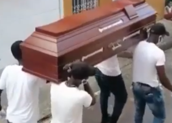 La polizia colombiana come i becchini ganesi: danza con la bara- VIDEO