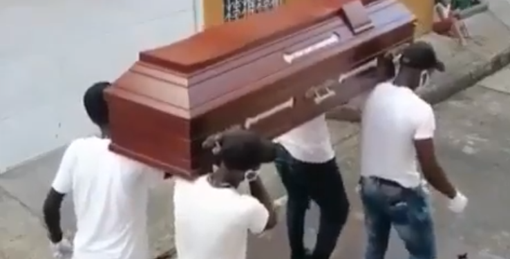 La polizia colombiana come i becchini ganesi: danza con la bara- VIDEO