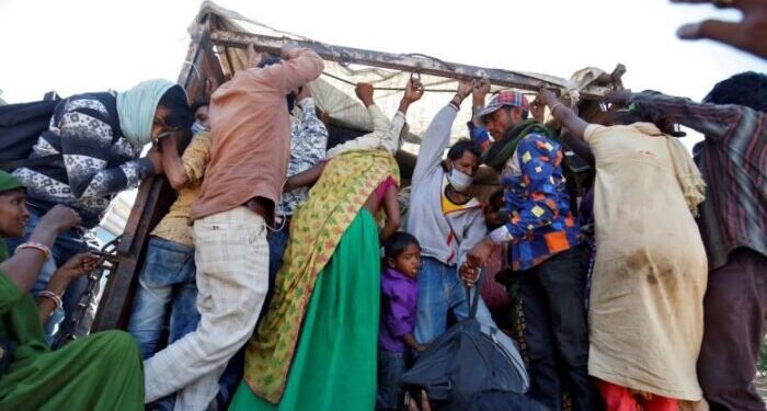 Modi chiede perdono agli indiani poveri: molti di voi perderanno il lavoro per le misure anti-contagio