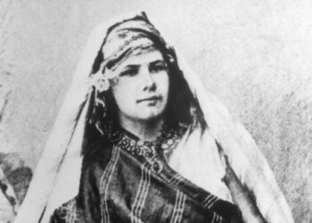 Isabelle Eberhardt: l’esploratrice intrepida che abbracciò l’islam travestita da uomo