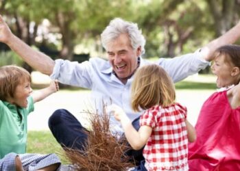 Svizzera: i bambini non trasmettono il virus, potranno abbracciare i nonni