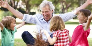 Svizzera: i bambini non trasmettono il virus, potranno abbracciare i nonni