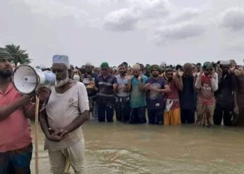 In Bangladesh l’incredibile preghiera nel villaggio inondato per la fine di Ramadan
