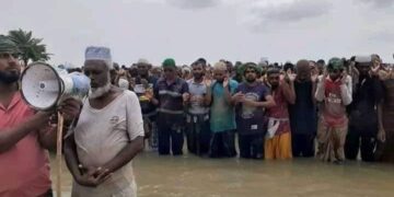 In Bangladesh l’incredibile preghiera nel villaggio inondato per la fine di Ramadan