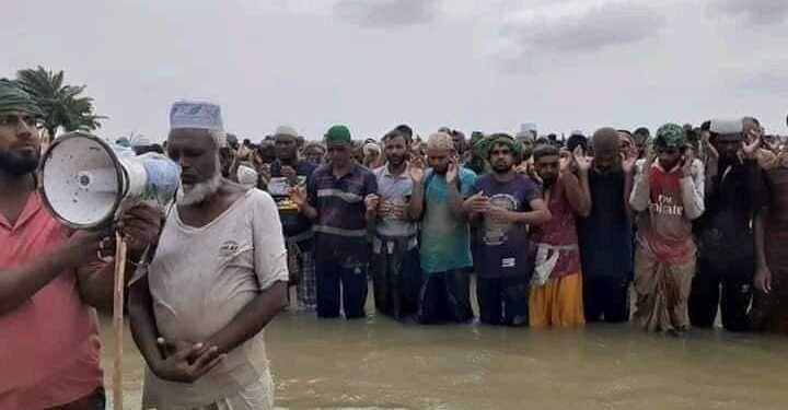 In Bangladesh l’incredibile preghiera nel villaggio inondato per la fine di Ramadan