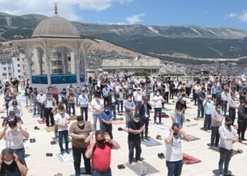 Le impressionanti immagini del primo venerdì di preghiera in Turchia dal 16 marzo