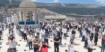 Le impressionanti immagini del primo venerdì di preghiera in Turchia dal 16 marzo