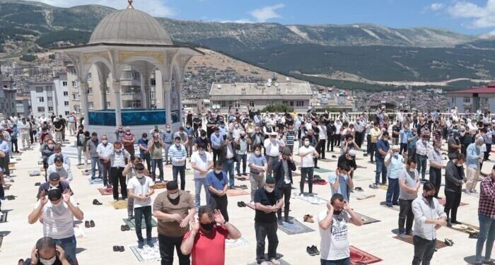 Le impressionanti immagini del primo venerdì di preghiera in Turchia dal 16 marzo
