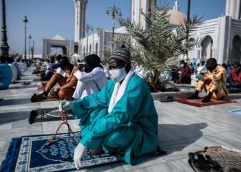 Nelle foto: come il Senegal ha mantenuto le distanze durante la preghiera dell’Eid