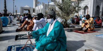 Nelle foto: come il Senegal ha mantenuto le distanze durante la preghiera dell’Eid