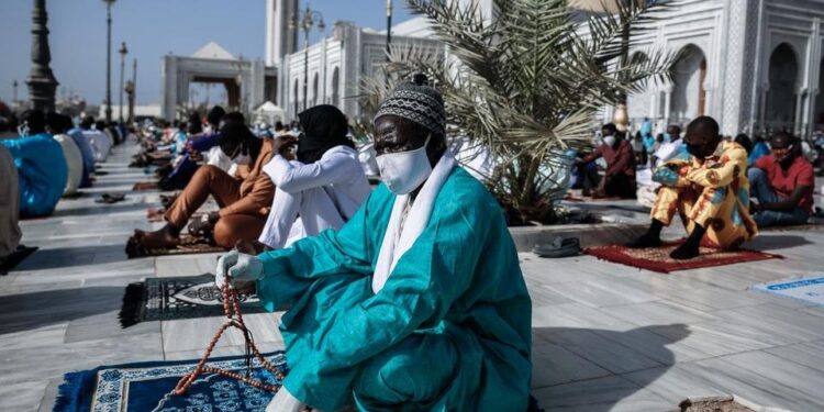 Nelle foto: come il Senegal ha mantenuto le distanze durante la preghiera dell’Eid