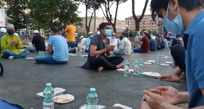 A Roma i musulmani riprendono le preghiere per gli ultimi giorni di Ramadan