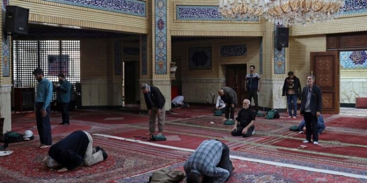 In Iran dal 16 maggio riaprono scuole e moschee