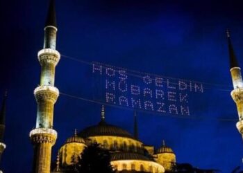 Mahya, le decorazioni luminose delle moschee turche a Ramadan
