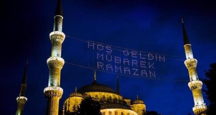 Mahya, le decorazioni luminose delle moschee turche a Ramadan