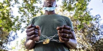 Aboubakar Soumahoro s’incatena di fronte agli Stati Generali dell’Economia contro lo sfruttamento dei braccianti